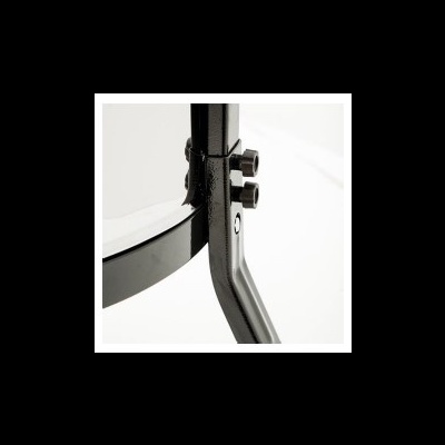 Estrutura metálica preta com parafusos em fundo branco