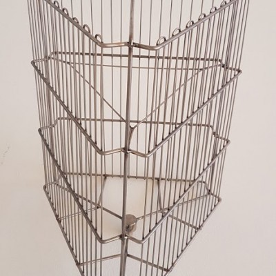 Estrutura metálica de prateleira de canto em metal prateado com três níveis