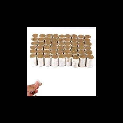 Rolos de feltro brancos com base castanha organizados em filas