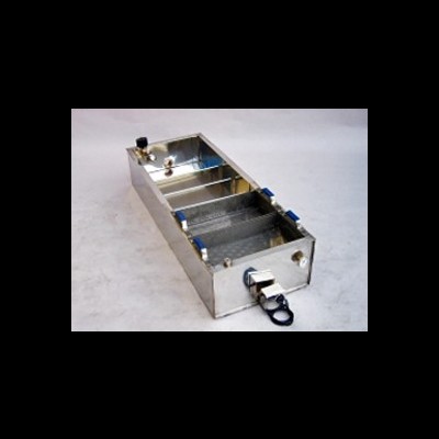 Recipiente metálico retangular com grade removível e anel de puxar preto