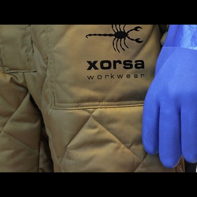 Roupa de trabalho acolchoada castanha com logótipo 'xorsa workwear' e luva azul