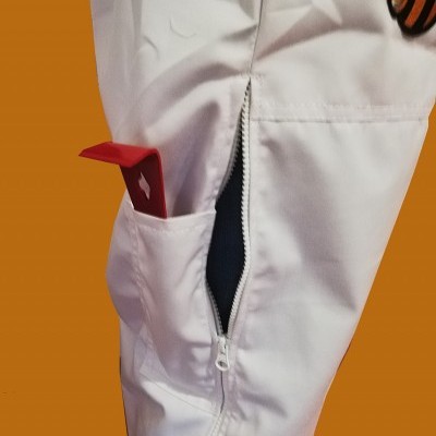 Calças brancas com bolso lateral, ferramenta vermelha e abelha bordada