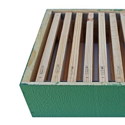 Caixa para colmeia com molduras de madeira natural e estrutura verde