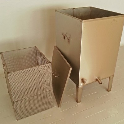 Cuba metálica retangular com torneira, tampa e cesto de malha todos prateados