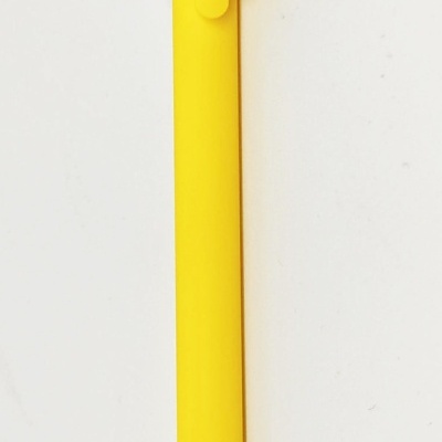 Caneta amarela com abelha decorativa