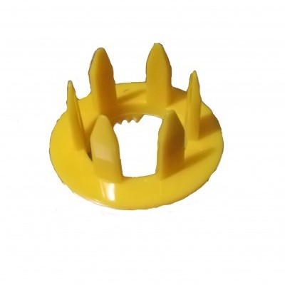 Peça plástica amarela circular com saliências verticais e orifício central