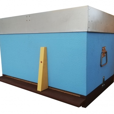 Colmeia azul com tampa metálica e base em madeira castanha