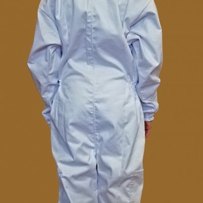 Macacão branco de apicultor com capuz e viseira de tela preta, vista traseira