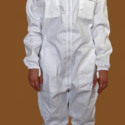 Fato branco de apicultura com máscara em rede preta e botas castanhas