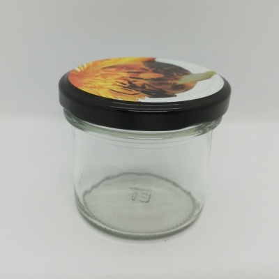 Frasco de vidro com tampa preta e imagem de girassol