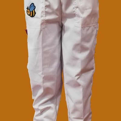 Calças brancas com bordado de abelha e botas castanhas