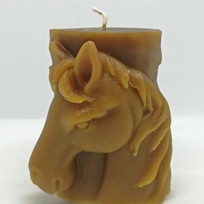 Vela castanha em forma de cabeça de cavalo