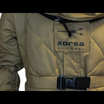 Casaco acolchoado bege com etiqueta 'xorsa workwear' e cinto preto