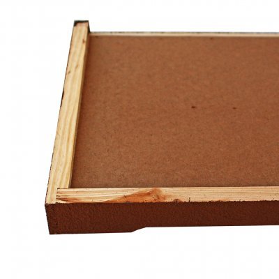 Bandeja quadrada com base em cortiça e bordas de madeira clara