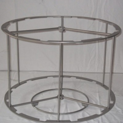 Estrutura metálica circular cinza prateada