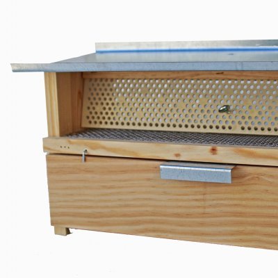 Colmeia de madeira com tampa metálica e grelha perfurada