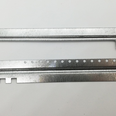 Duas barras metálicas prateadas com furos e recortes sobre fundo branco