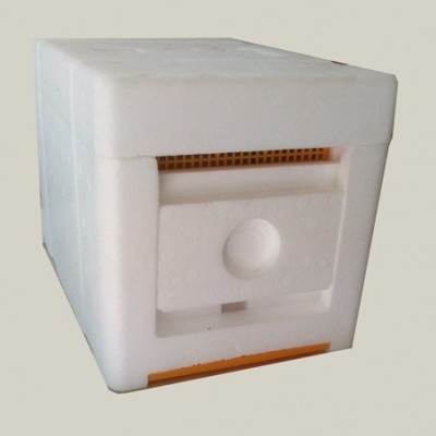 Caixa cúbica branca de esferovite com porta frontal e detalhes amarelos