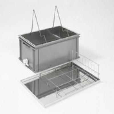 Caixa de metal cinzenta com tampa prateada destacada sobre fundo branco.