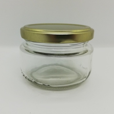 frasco de vidro com tampa metálica dourada