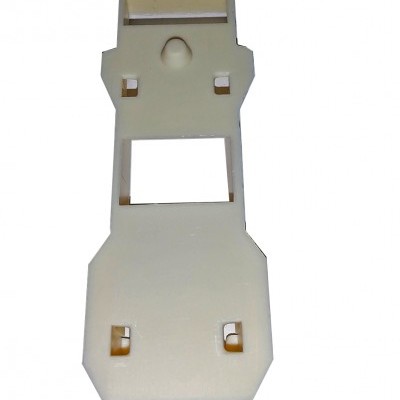 peça plástica branca com várias aberturas retangulares