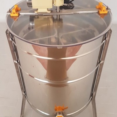 Tanque metálico cilíndrico com motor elétrico creme e válvulas laranja