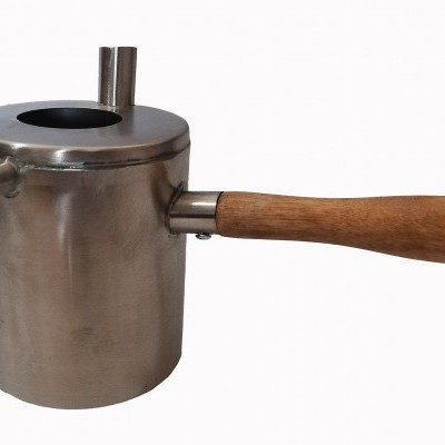 Cafeteira italiana de metal com alça de madeira