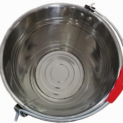 Balde metálico prateado com alça vermelha visto de cima