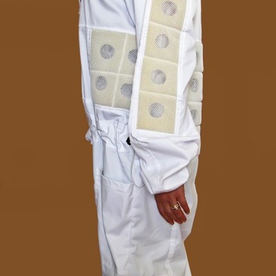 Roupa de apicultor branca com proteções de malha e véu preto