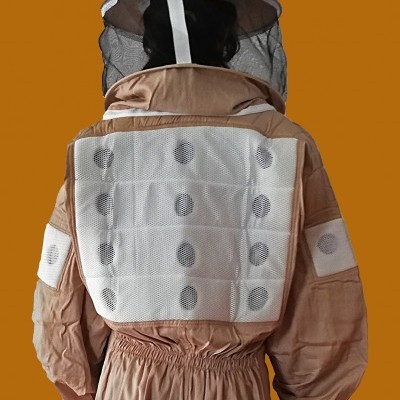 Pessoa de costas com fato de apicultura bege e rede de proteção preta