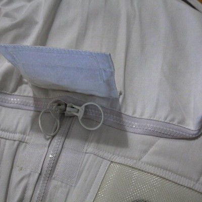 Casaco branco com fecho e bolso no peito