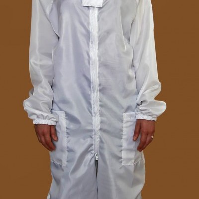 Macacão branco de apicultura com capuz e rede preta, logótipo 'Apisflamis'