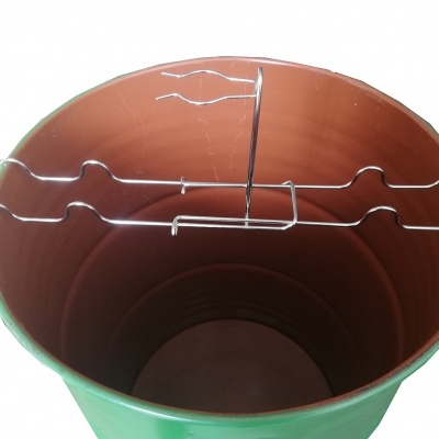 balde verde com estrutura metálica interna