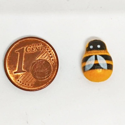 Moeda de 1 cêntimo de euro e abelha decorativa pequena