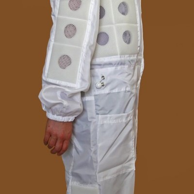 Fato de apicultura branco com áreas de malha de ventilação e botas castanhas.
