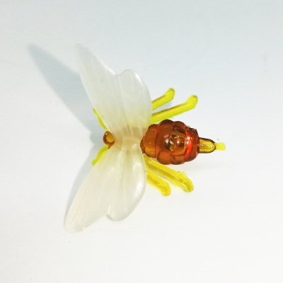 Miniatura de inseto decorativo em plástico colorido