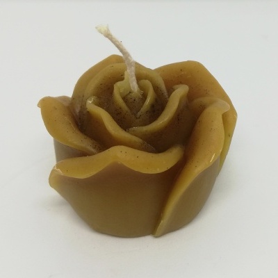 Vela castanha em forma de rosa com pavio central