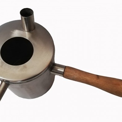 Panela metálica com cabo de madeira e três tubos de metal