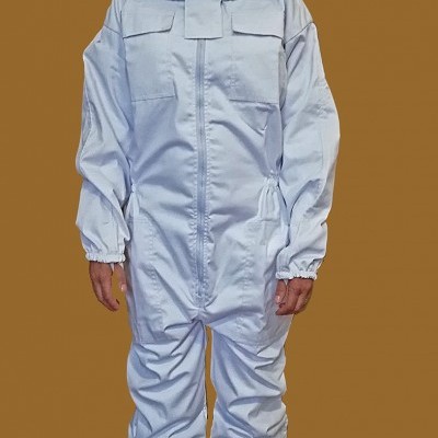 Roupa de apicultor branca com capacete e rede de proteção, fundo castanho