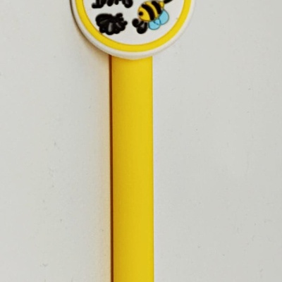 Caneta amarela com topo redondo decorado com texto e abelha