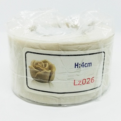 Rolo de fita adesiva branco com etiqueta e embalagem transparente