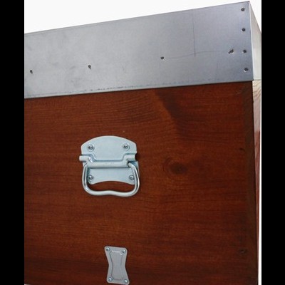 Caixa de madeira castanha com tampa metálica prateada e pegas de metal.