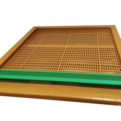 Estrado castanho de plástico com barra verde perfurada