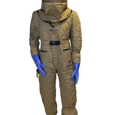 Macacão acolchoado de proteção com luvas azuis e capuz com visor