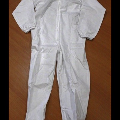 Fato branco de apicultor com rede protetora negra e detalhes elásticos