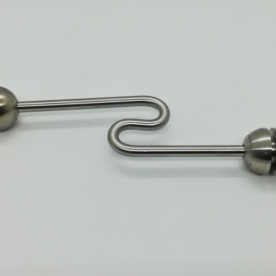 Barra metálica curva com esfera e cilindro ranhurado