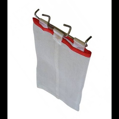 Rede filtro branca com borda vermelha e ganchos metálicos