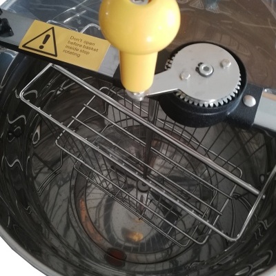 Cuba metálica com grade interna, manípulo amarelo e etiqueta de aviso em inglês