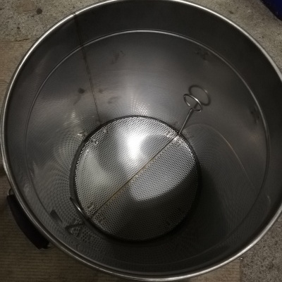 Balde metálico cilíndrico com peça perfurada no fundo e haste com argola