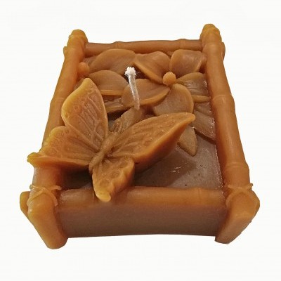 Vela retangular castanha com borboleta e flor em relevo